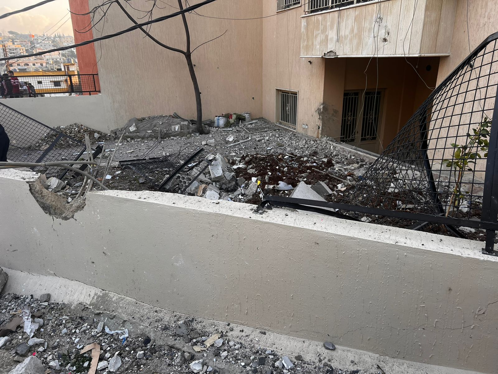 قصف إسرائيلي يستهدف مبنى في كفرمان... صواريخ ذكية دمرت طابقا بأسره!